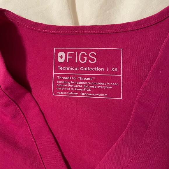 Figs. Casma Three-Pocket Scrub Top in raspberry sorbet. Used but basically new. - Picture 2 of 3